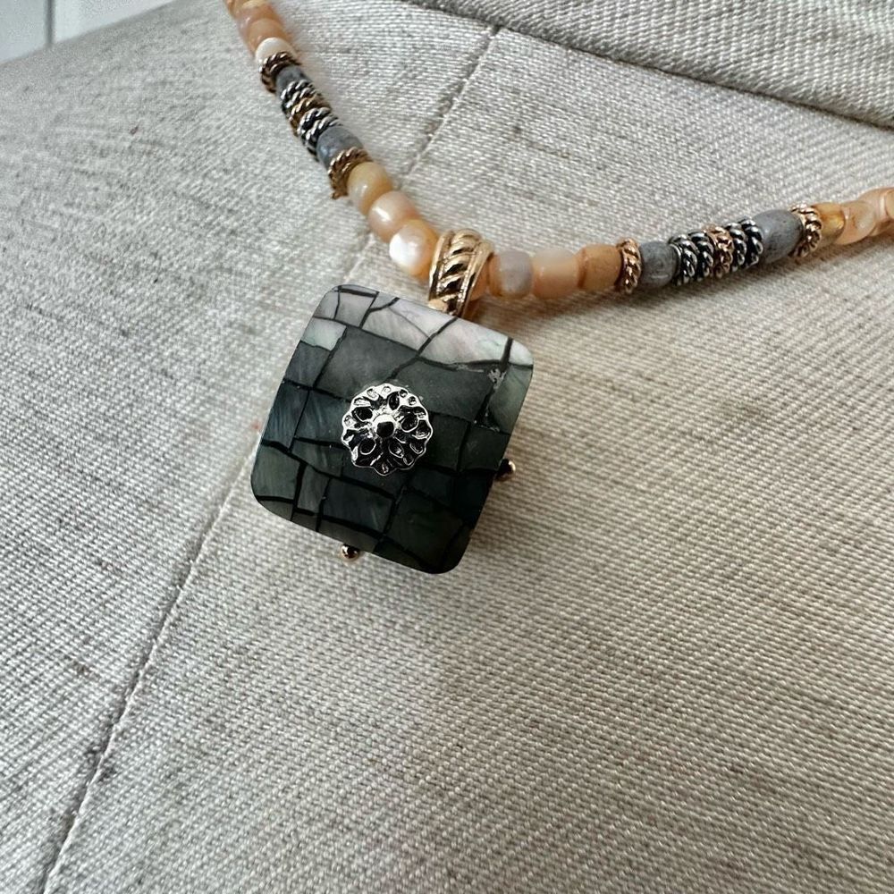 Liz Claiborne vintage abalone pendant necklace - Picture 2 of 13